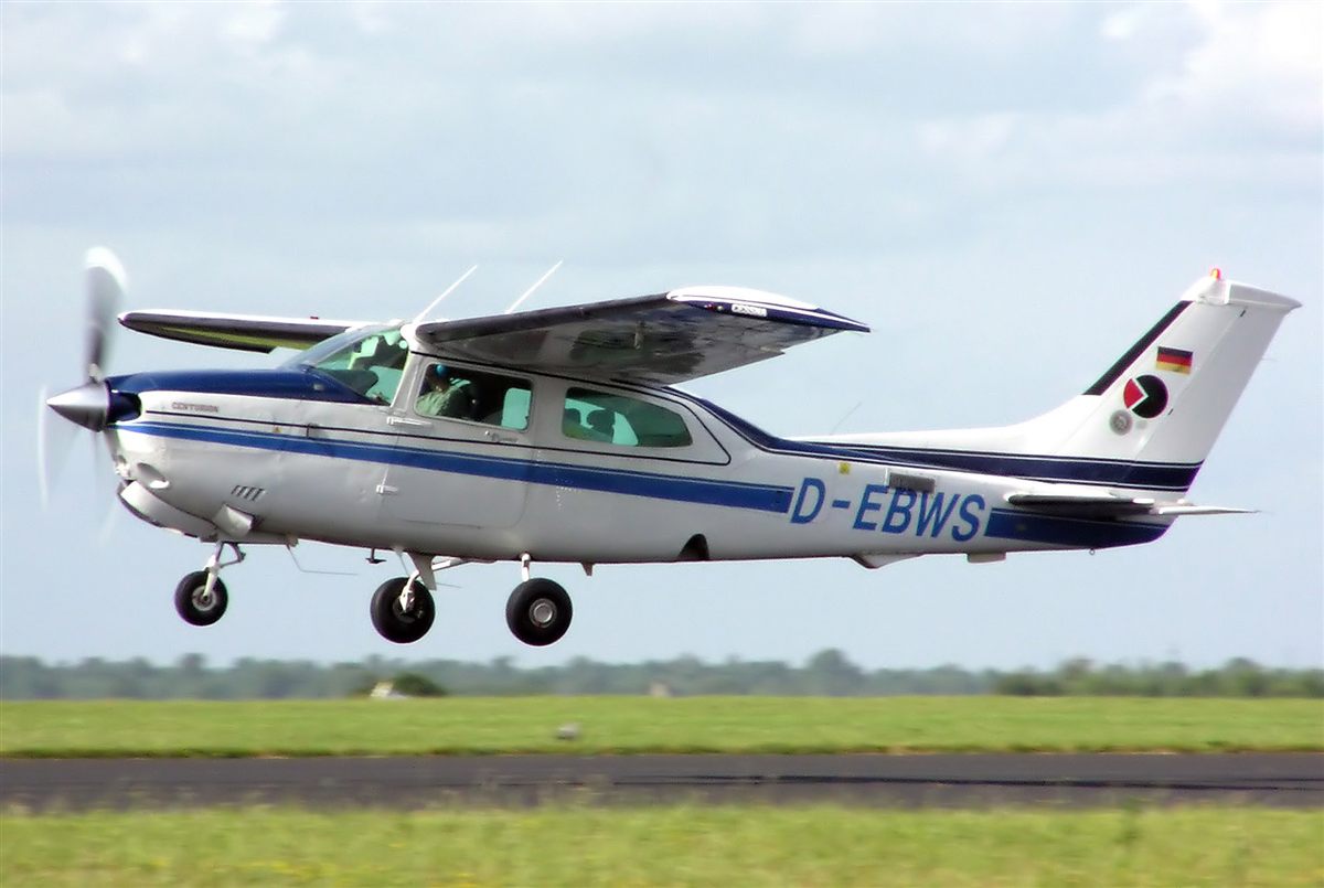 Cessna 210 Centurion landing